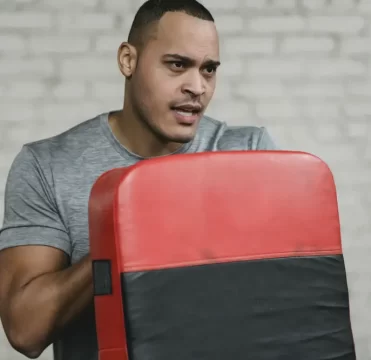 escudo de boxeo pegado al pecho