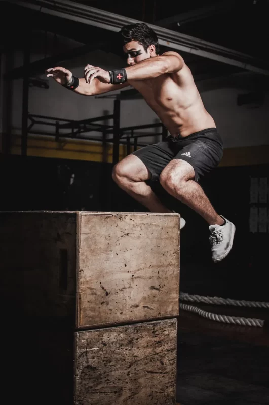 salto a la caja de chico con ojos pintados