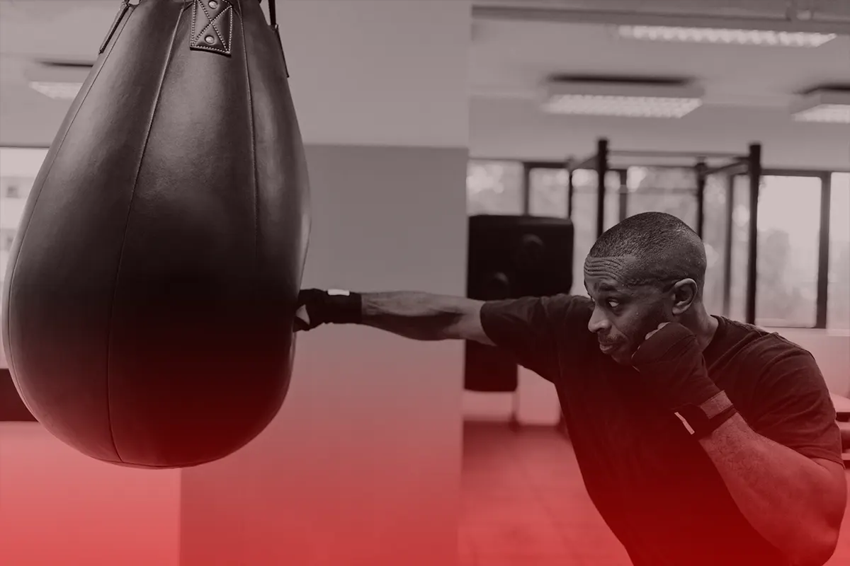 Dolor en el tendón del bíceps al extender el brazo en boxeo
