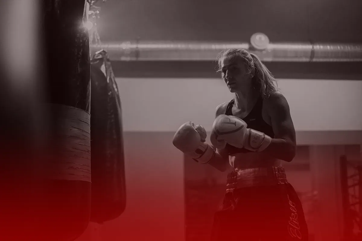 Historia de un boxeador con bíceps debilitados tras lesión