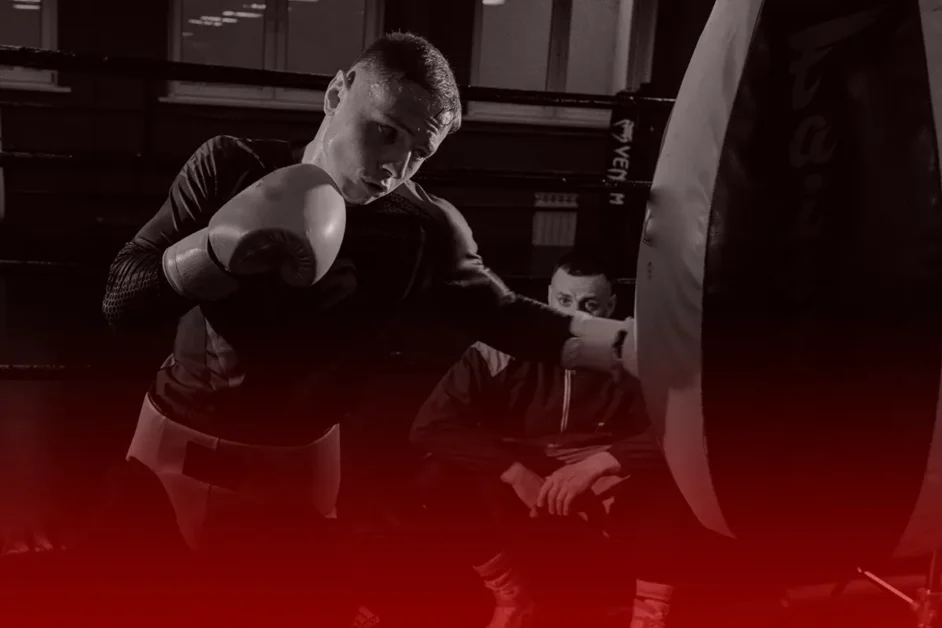Retorcijones abdominales en medio del entrenamiento de boxeo